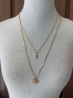 Dois colares olho grego dourado na internet