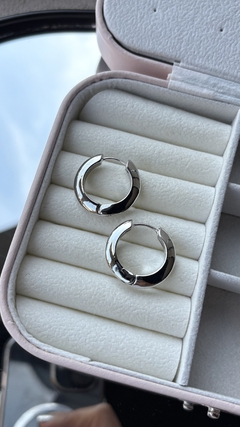 Argola M | Minnie Prata - comprar online