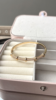 Bracelete dourado cravejado na internet