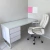 Mesa de escritório com gaveteiro em MDF branco laca