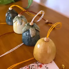 Campanita anforita de cerámica artesanal para aromaterapia. Inspirados en la botánica nace este bello colgante artesanal para decorar un rincón especial y aromatizar la casa. Se usa con aceites esenciales.