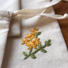 Vela de cera de soja artesanal combinada con aromaterapia. Aporta luz y calidez a los espacios de la casa, y activa y materializa distintos tipos de energías según los aromas elegidos y tu intención. Se entrega en bolsa de tela bordada a mano.