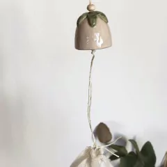 Campanita anforita de cerámica artesanal para aromaterapia. Inspirados en la botánica nace este bello colgante artesanal para decorar un rincón especial y aromatizar la casa. Se usa con aceites esenciales.