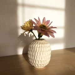 Florero de cerámica artesanal para decorar la casa con bellas y dulces flores de estación. Piezas únicas, hechas a mano.