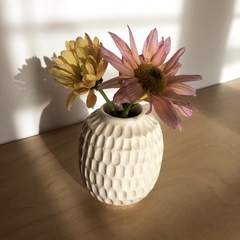 Florero de cerámica artesanal para decorar la casa con bellas y dulces flores de estación. Piezas únicas, hechas a mano.