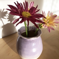 Florero de cerámica artesanal para decorar la casa con bellas y dulces flores de estación. Piezas únicas, hechas a mano.