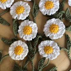 Hermoso señalador de libros artesanal hecho a mano en crochet. Objeto botánico que integra la esencia y sabiduría de la manzanilla a tus momentos cotidianos.