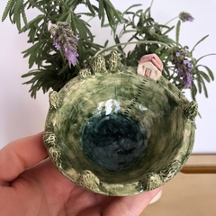Cuenco bosque de cerámica artesanal, ideal para decorar un rincón especial de tu hogar y usar como portavelas con velas de noche o de la manera que te inspire. Objetos para conectar con el bosque y su mística energía.