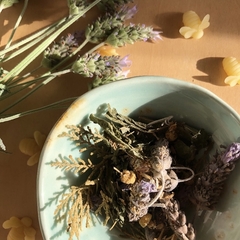 Hierbas, cítricos y flores para sahumar armonía. Incluye mezcla para sahumar, carbones vegetales e instrucciones para el ritual. Todo lo que se necesita para realizar rituales de limpieza energética de espacios y personas.