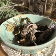 Hierbas, cítricos y flores para sahumar armonía. Incluye mezcla para sahumar, carbones vegetales e instrucciones para el ritual. Todo lo que se necesita para realizar rituales de limpieza energética de espacios y personas.