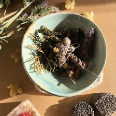 Hierbas, cítricos y flores para sahumar armonía. Incluye mezcla para sahumar, carbones vegetales e instrucciones para el ritual. Todo lo que se necesita para realizar rituales de limpieza energética de espacios y personas.