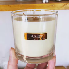 Vela de cera de soja artesanal combinada con aromaterapia. Aporta luz y calidez a los espacios de la casa, y activa y materializa distintos tipos de energías según los aromas elegidos y tu intención.