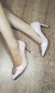SCARPIN ROSA COM BROCHE DECORATIVO EM PEDRARIA