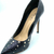 Scarpin preto com tachinhas salto fino na internet