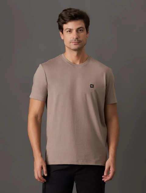 Camiseta Masculina Patch Calvin Klein Jeans Caqui Medio CM5OC01TC731