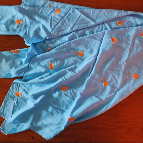 Canga azul com bordados laranja