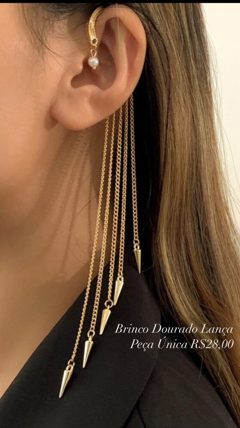 Brinco de uma orelha dourado. Peça única.
