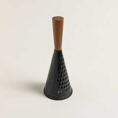 RALLADOR DE ACERO CONICO BLACK MANGO DE ACACIA 35X13 - comprar online