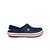 Calzado Crocs Crocband AD unisex color azul marino con detalles en blanco y rojo, diseño clásico con agujeros de ventilación y correa trasera ajustable