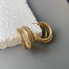 Argola Tripla Trabalhada Banhada a Ouro - comprar online