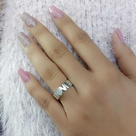 Anel com a Escrita LOVE com Coração Cravejado em Prata 