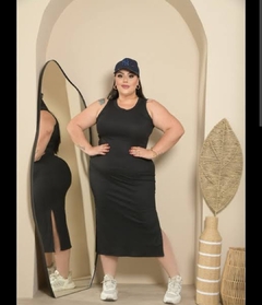 vestido plus regata com fenda frontal - comprar online