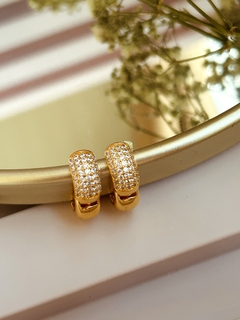 Argola Click Cravejada Semijoia pequena - comprar online