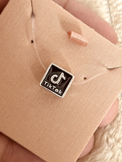 Berloque Tiktok banhado a prata - comprar online