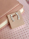 Mini Ear cuff Cravejado - comprar online