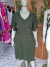Vestido midi feminino com bolso em viscolinho, decote V e estampa de bolinhas brancas, modelo em verde musgo.