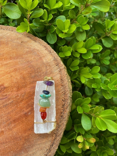 Pingente Selenita com Sete Chakras Natural.