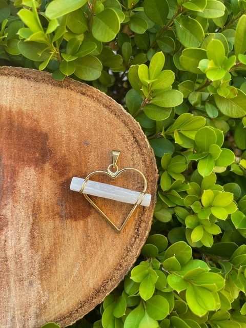 Pingente de Coração Detalhado com Pedra Selenita Natural