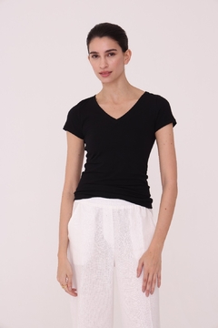 REMERA V GEA MANGA CORTA NEGRA