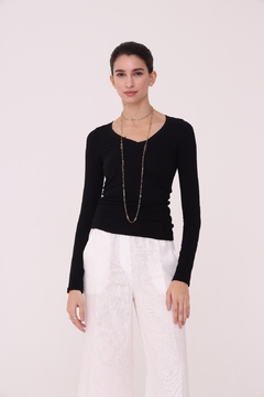 REMERA V GEA MANGA LARGA NEGRA - comprar online