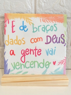 E de braços...