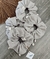 Scrunchie buzios gris