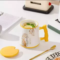Art.11162 Taza cerámica dibujos flores con tapa - paseodelospatos