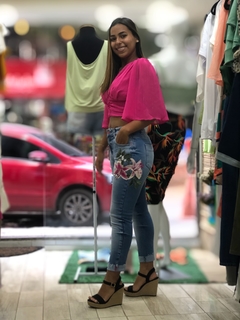 Calça jeans Mon com bordado lateral na internet