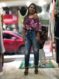 Calça Mom jeans destroyed na internet