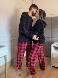 KIT CASAL - Pijama Fleece com Bolso - Blusa Preta & Calça Xadrez
