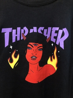 remera thrasher rojo logo negro