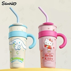 Imagen de Vaso Sanrio Hangyodon XL con sorbete y manija – 1.2 L