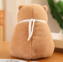 Peluche Capybara con delantal 30cm en internet