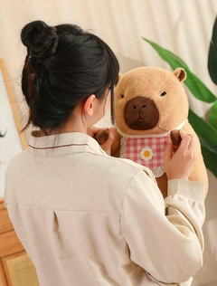 Peluche Capybara con delantal 30cm - tienda online