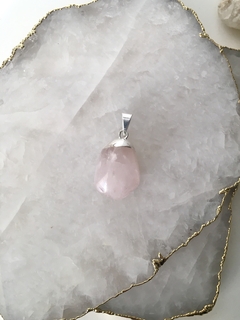 Pingente Pedra Rolada Quartzo Rosa na internet