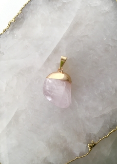 Pingente Pedra Rolada Quartzo Rosa - Issa Minerais