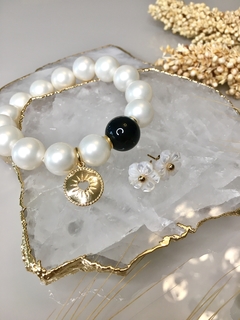 Pulseira Pérolas + Pedra Ônix na internet