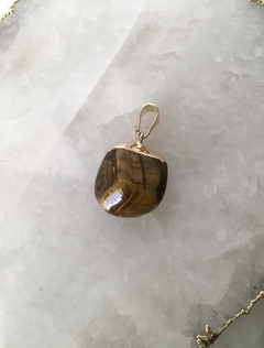 Pingente Pedra Rolada Olho de Tigre - Issa Minerais