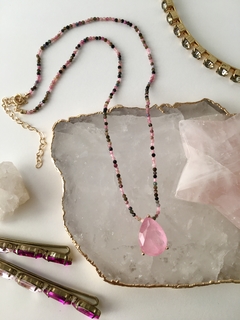 Colar pedras naturais e gota rosa