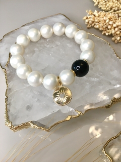 Pulseira Pérolas + Pedra Ônix - Issa Minerais
